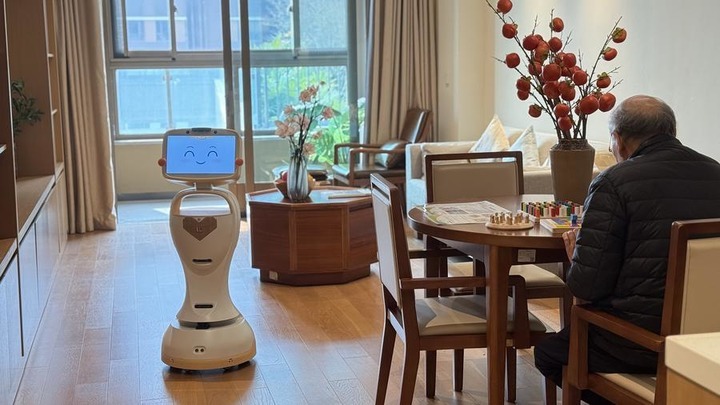 This undated photo provided by the interviewee shows an elderly-care robot working at the Pacific Care Home in Chengdu, southwest China's Sichuan Province. (Xinhua)