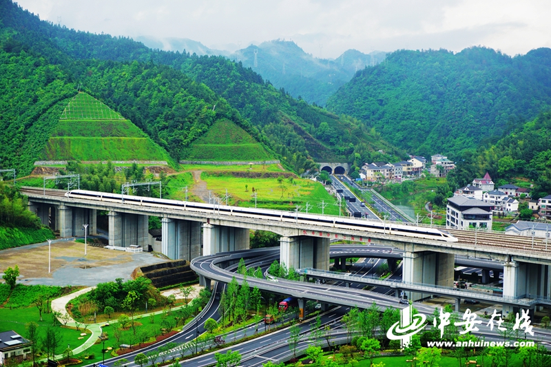 杭黄高铁风景线。  陆应果 摄.jpg
